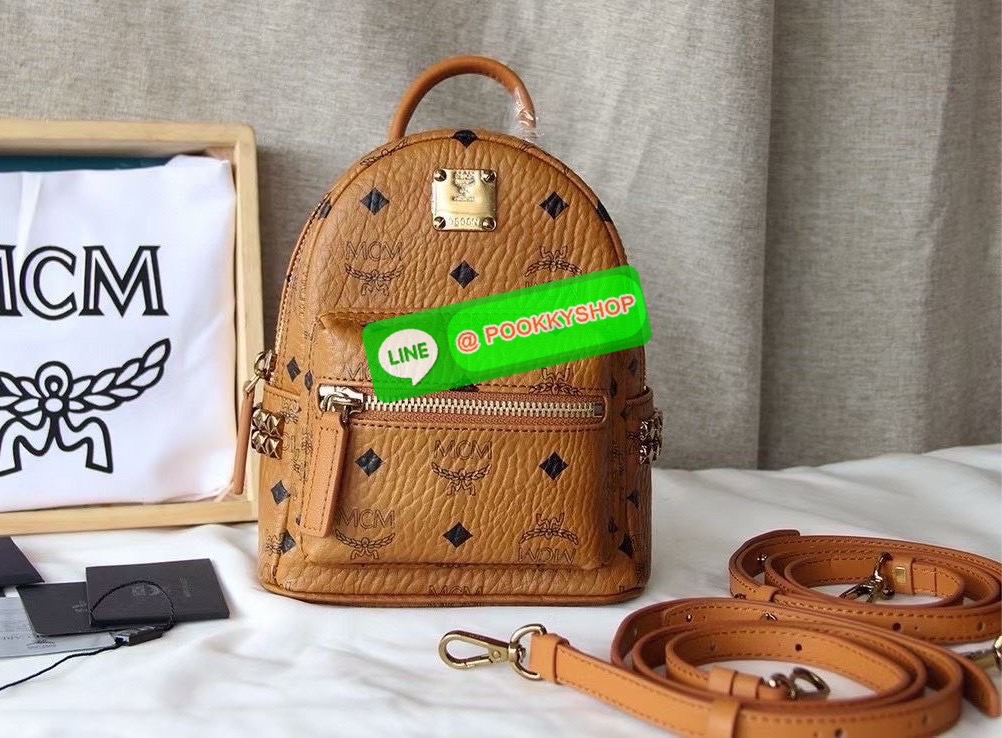 🎒 MCM Backpack in Visetos Monogram 🎒 • กระเป๋าเป้สุดคลาสสิกของแบรนด์ MCM รุ่น Visetos Backpack • วัสดุ Visetos Coated Canvas เอกลักษณ์ลายโมโนแกรม MCM • มาพร้อมโลโก้แผ่นโลหะสีทองด้านหน้า เพิ่มความหรู