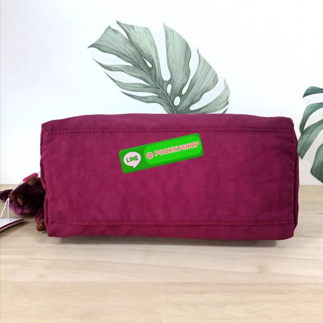 KIPLING Mini Crossbodybag กระเป๋าสะพายข้างขนาดกะทัดรัด ผลิตจากวัสดุ Nylon + ซับใน Polyester100% มีช่องใช้งานแยกย่อยมากถึง 4 ช่อง -ด้านหน้ามีช่องซิป 2 ช่อง -ช่องหลักโล่ง กว้าง จุของใช้ได้เยอะ -ด้านหลังมีช่องซิปอีก 1 ช่อง มาพร้อมพวงกุญเเจลิง สายสะพายยาวสมาร