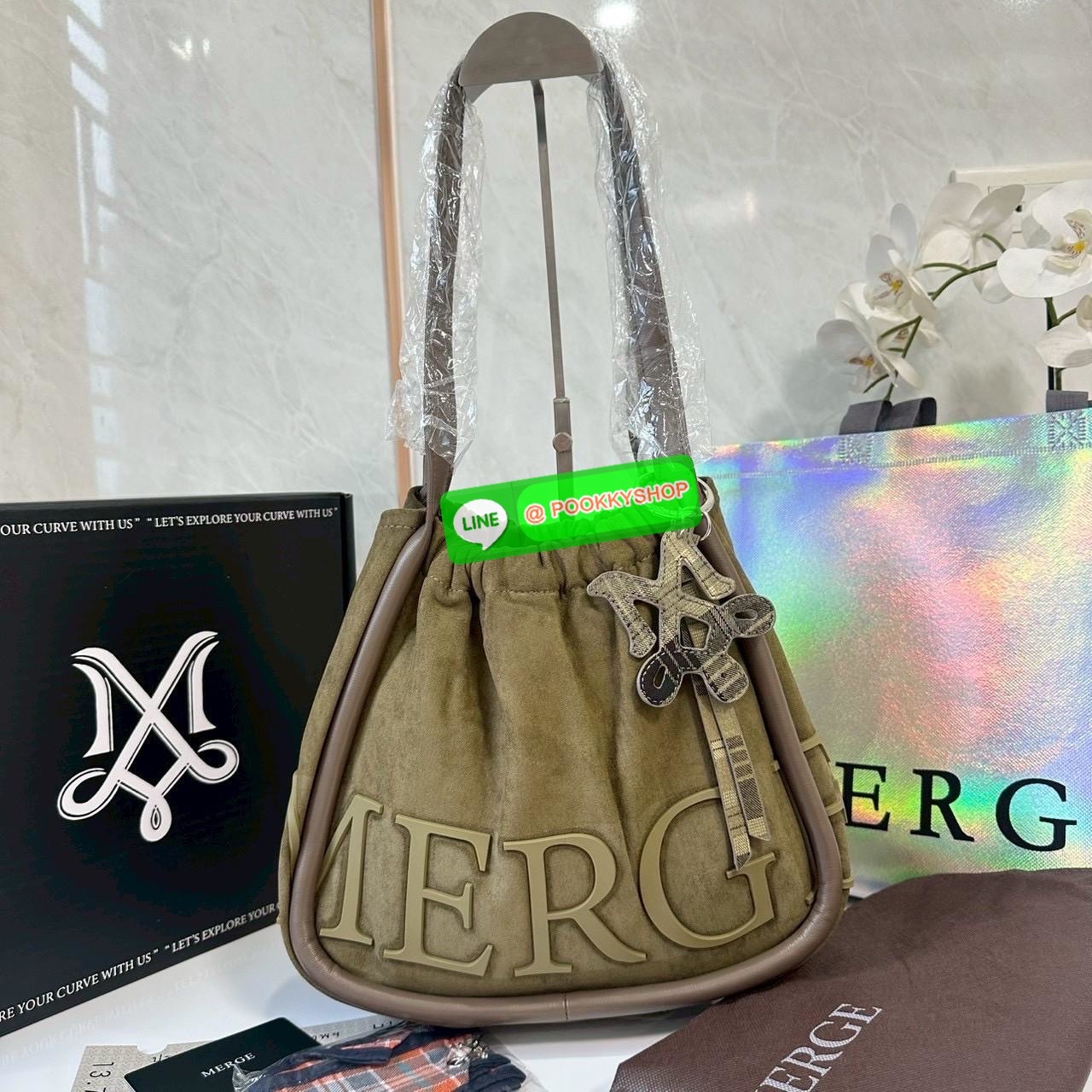 Merge A Day Bag Medium - Suede Edition (Limited) 🔖กระเป๋าสะพายไหล่ size ใหม่ ขนาดกระทัดรัดขึ้น แต่ยังสามารถจุของได้เยอะเหมือนเดิม ปรับสายกระเป๋าเป็นแบนสะพายทั้งวันไม่รู้สึกเมื่อยไหล่คะ