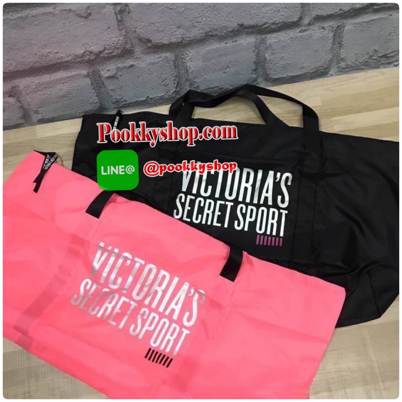 VICTORIA'S SECRET SPORT TOTE GYM BAG กระเป๋าถือเดินทางใบใหญ่สไตล์สปอร์ต วัสดุไนล่อนเนื้อดี ภายในกว้าง จุสัมภาระได้เยอะ น้ำหนักเบา ด้านหน้าและหัวซิปสกรีนโลโก้แบรนด์ เปิดปิดด้วยซิปเดียวสะดวกใช้งาน พกพาสะดวก ออกทริป เล่นยิม เล่นโยคะ สัมภาระเยอะแค่ไหนก็ห