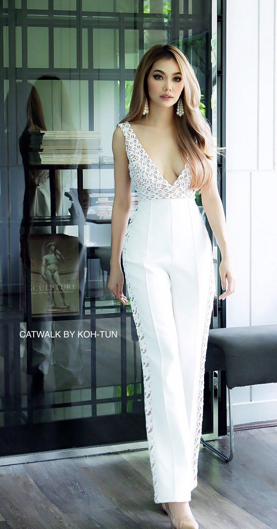 จั๊มสูทแฟชั่น จั้มสูทแต่งลูกไม้คอวี เนื้อผ้าเกรดเอเป็นทรงสวย ใช้ผ้าลูกไม้ทอลายสวย