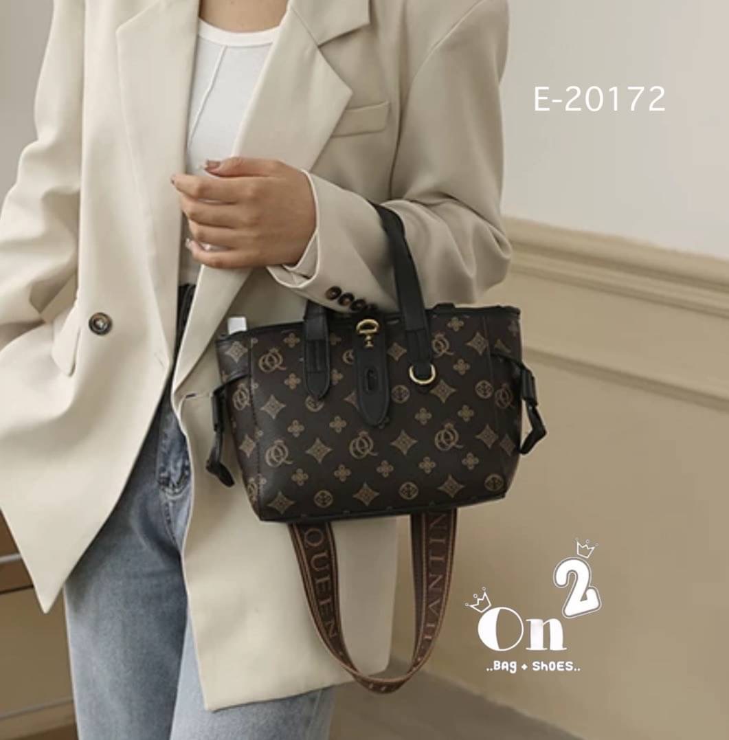 กระเป๋าสะพายแฟชั่นทรง tote งานสไตล์แบรนด์ ตัวล็อกด้านหน้าปรับระดับได้ มีสายสะพายยาวให้สามารถถอดออกถือได้ค่ะ