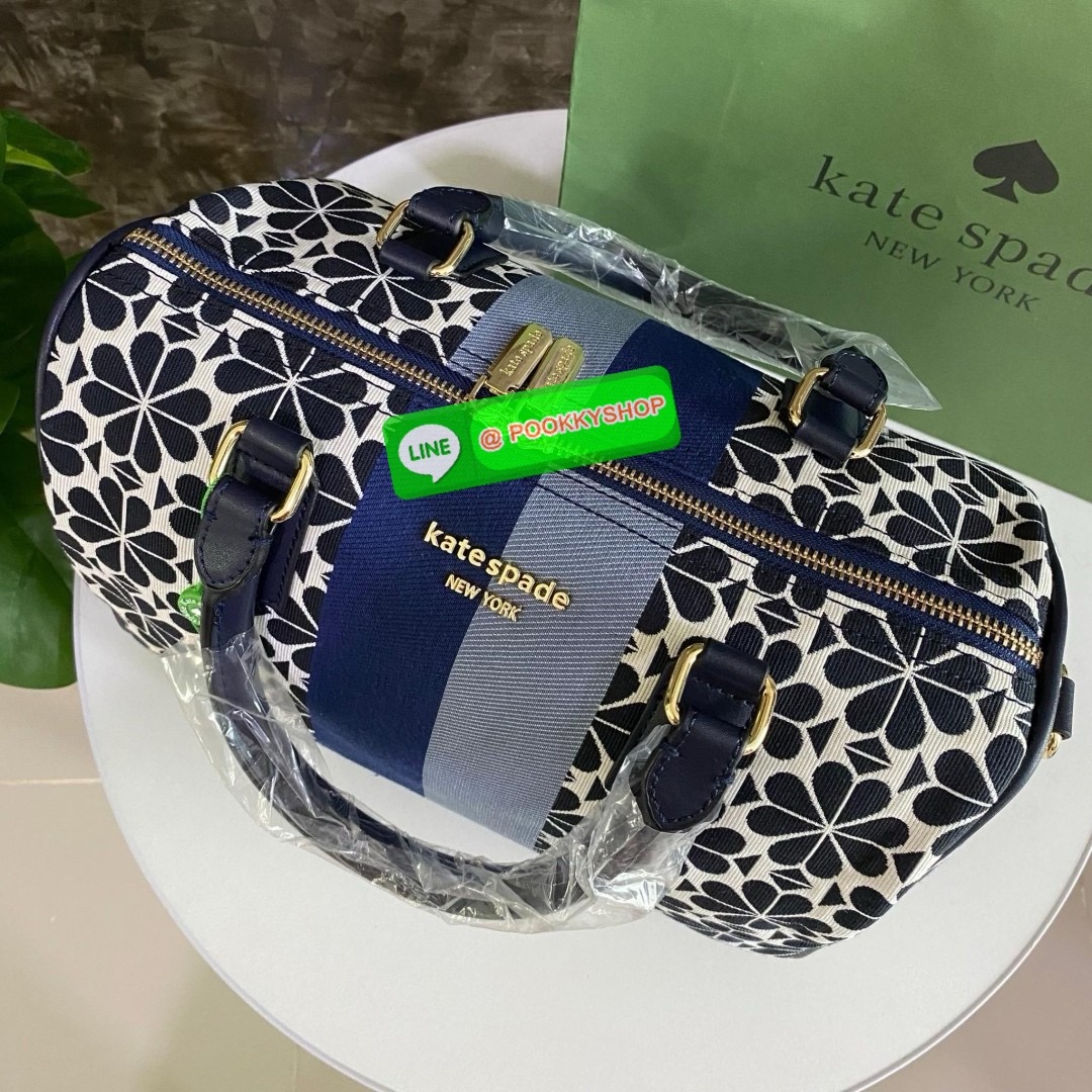 KATE SPADE NEW YORK SPADE FLOWER JACQUARD MANHATTAN DOCTORS BAG กระเป๋าถือหรือสะพายใบใหญ่ทรงหมอน โดดเด่นด้วยลวดลายเอกลักษณ์ทั้งใบ ด้านหน้าตกแต่งด้วยชื่อแบรนด์ เปิด-ปิดกระเป๋าด้วยซิปคู่ ด้านในโล่งกว้าง จุของได้เยอะมากค่ะ มีช่องซิปเล็กและช่องใส่ของจุกจิกค่ะ