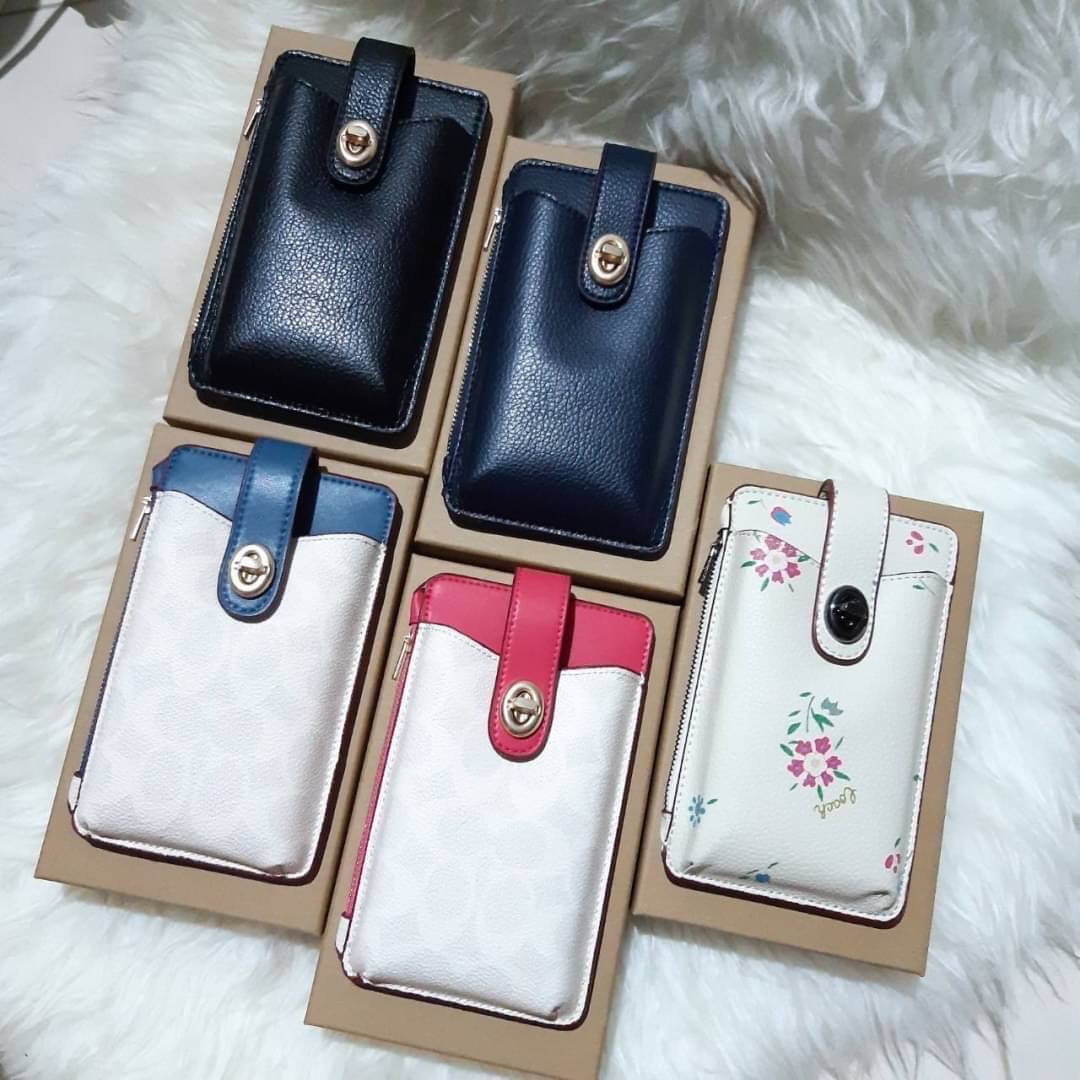 COACH 825 TURNLOCK CHAIN PHONE CROSSBODY IN BLOCKED SIGNATURE CANVAS ฮอตและปังกว่านี้ไม่มีแล้ว!! กระเป๋าเอนกประสงค์ สำหรับใส่โทรศัพท์ ใส่บัตรได้ มีช่องซิปแยกให้ด้วย ขนาดพกพาดีงาม!! 💕 ใส่โทรศัพท์ได้ทุกรุ่นน้า สายสะพายยาวประมาณ 23" (วัดจากไหล่)