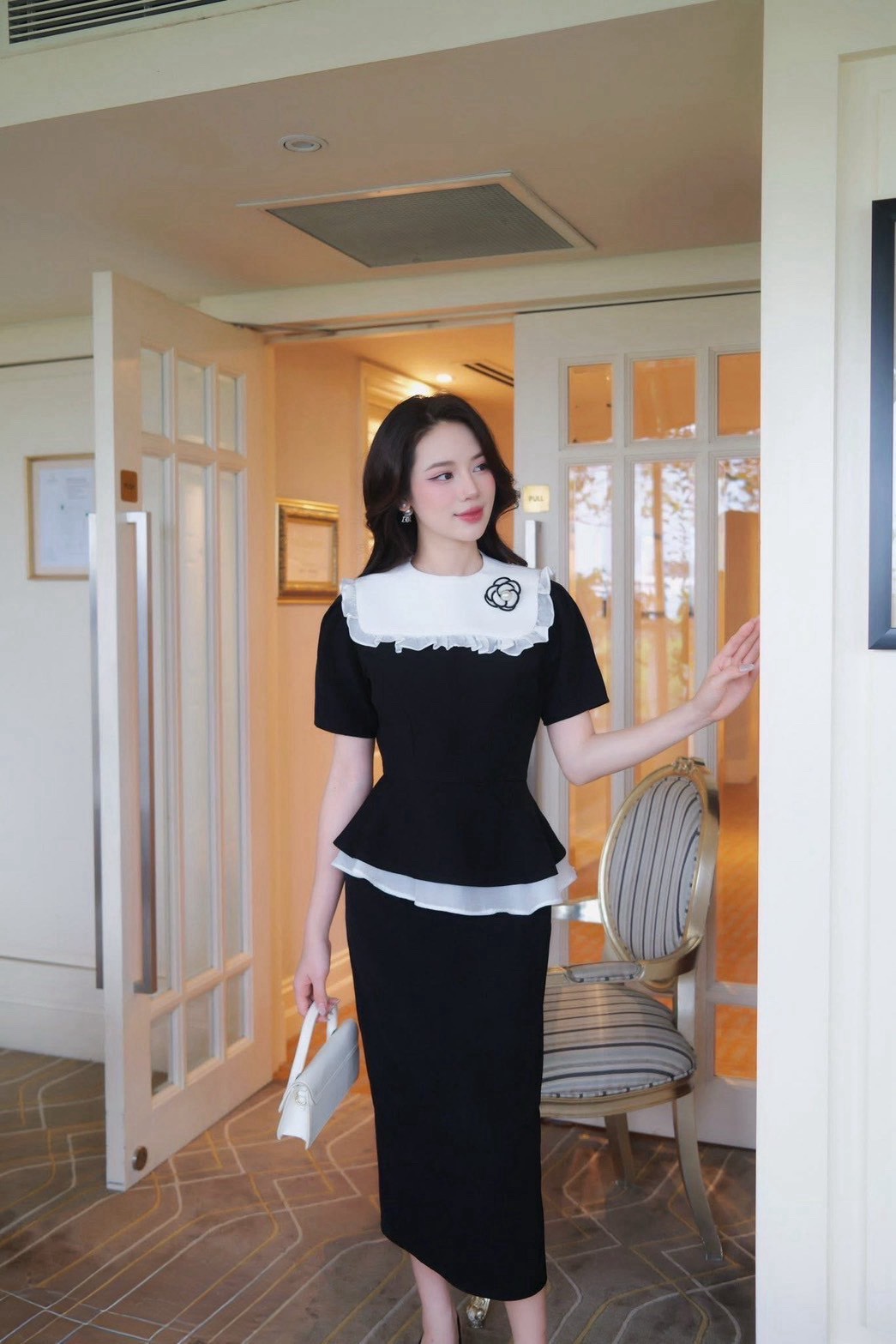 ชุดเซทแฟชั่น ชุด Set4ชิ้น เสื้อแขนสั้นสึดำ ดีเทลแต่งระบายผ้าแก้วสีขาวชายเสื้อ