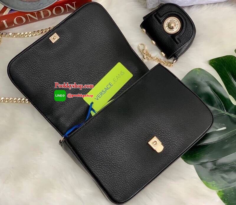 New arrival !! VERSACE JEAN SHOULDER BAG SYNTHETIC 2019 กระเป๋าสะพายข้าง//หิ้วได้ วัสดุหนังอย่างดี สวยงามค่ะ ด้านหน้ามีโลโก้แบรนด์ เปิดปิดแบบกดล็อค ภายในกว้าง สามารถใส่กระเป๋าสตางค์ใบยาวได้ ของอื่นๆพอประมานเลยค่ะ มีช่องซิปและช่องโล่งให้ สายสะพายแบบโซ่มีหน