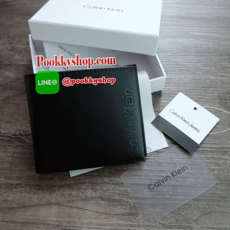 Calvin Klein Short Wallet กระเป๋าสตางค์ใบสั้น โดดเด่นด้วยการ ปั๊มโลโก้แบรนด์ตัวใหญ่ที่ด้านหน้า ภายในมีช่องใส่ธนบัตรและช่องใส่บัตรหลายช่อง จะมอบเป็นของขวัญหรือใช้เองก็แนะนำค่ะ