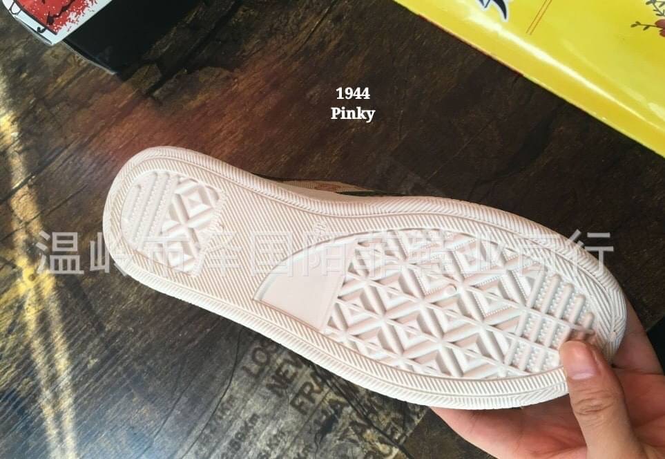 พร้อมส่ง ผ้าใบเปิดส้น งานนำเข้ากุชชี่ Mickey ที่กำลัง hot งานดีมาก พื้น pu เกาะพื้นดีเยี่ยม บิดงอได้ ตัวรองเท้าเป็นสีทองเงาวับ แต่งด้วยพี่ Mickey ของเราดูโดดเด่น น่ารักกว่าใคร แน่นอน