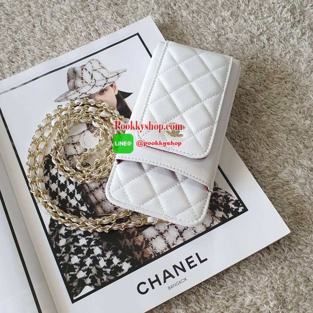 NEW ARRIVAL!! CHANEL VIP GIFT WOC BAG กระเป๋าสตางค์คล้องคอ/ Crossbody ที่กำลังมาแรงมาในตอนนี้ ตัวกระเป๋าเป็นกระเป๋าสตางค์หนังพียูลาย CAVIER อะไหล่ทองทั้งใบ ด้านหน้าใส่ iphone+ ได้ เปิดปิดด้วยกระดุมแม่เหล็ก สามารถใส่บัตรได้อีก4ใบด้านใน พลิกมาด้านหลังมีช่อง