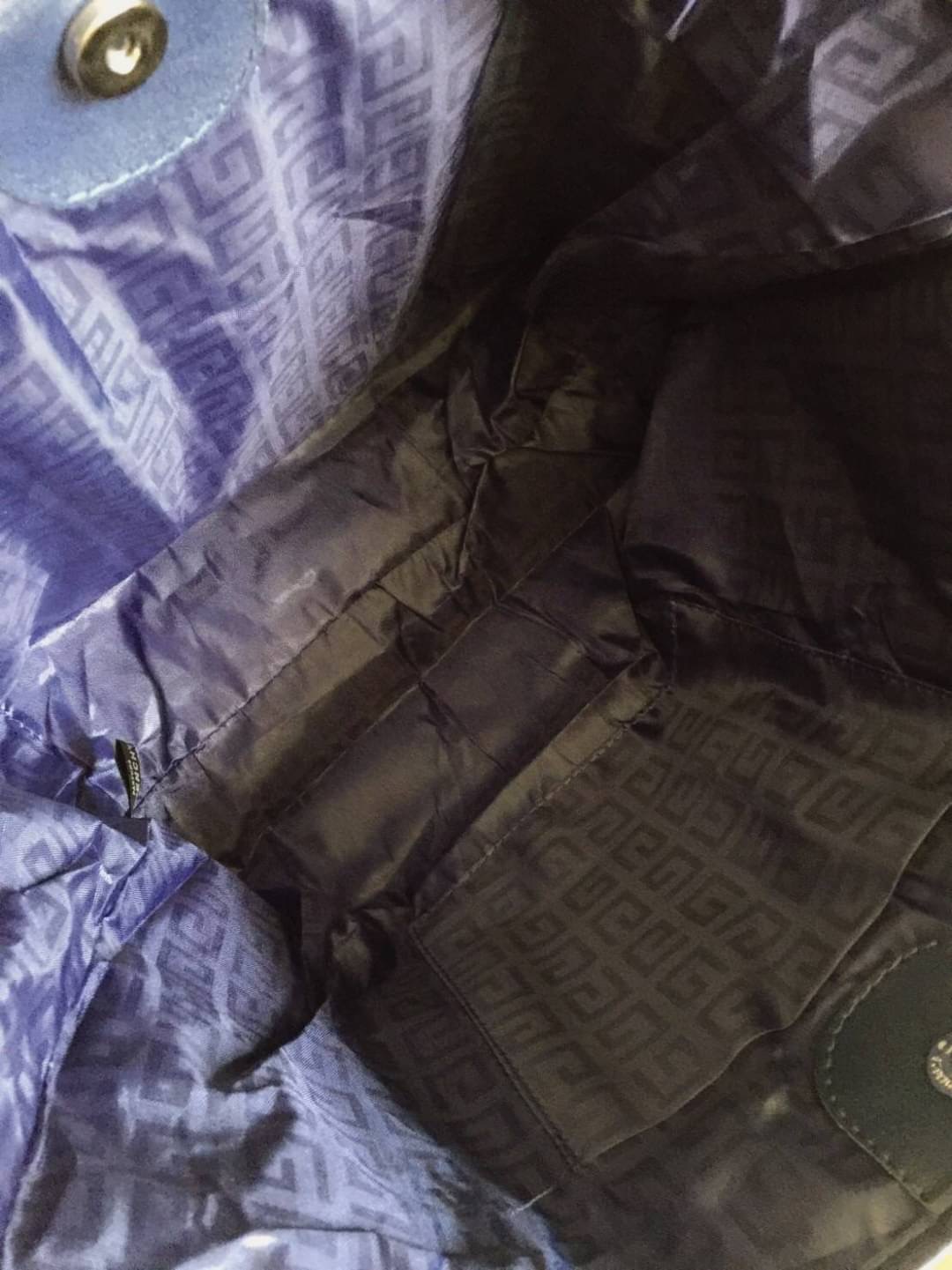 Best Seller! Givenchy Black Soft Leather Shoulder Handbags (Limited edition) กระเป๋าถือหรือสะพายพรีเมี่ยมของเเท้จาก "Givenchy Perfume Counter" วัสดุหนังนิ่มเรียบสีดำด้านหน้าปั้มโลโก้แบรนด์ GV ภายใน Polyester 100% สีดำสกรีนโลโก้สวยดูดี เปิดปิดด้ว