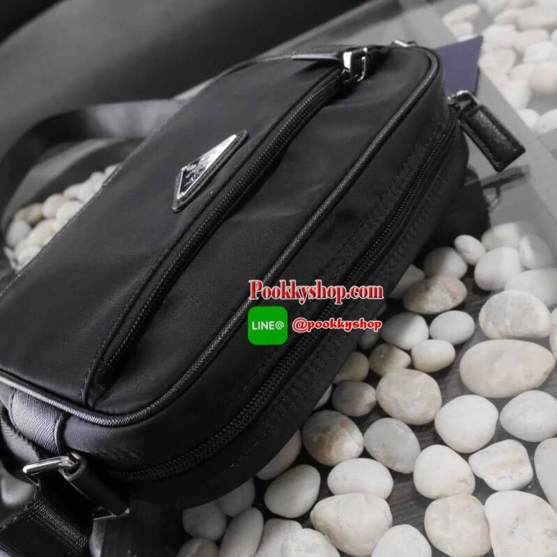 พร้อมส่ง กระเป๋าสะพายข้าง จากแบรนด์ Prada วัสดุทำจากผ้าNylon อย่างหน้า อยู่ทรงสวยเลยคะ ขนาดกะทัดรัด ใส่มือถือ กระเป๋าตังยาว ได้เหลือๆคะ ด้านหน้ามีช่องซิปแยกให้คะ ด้านในบุผ้าลายแบรนด์อย่างดี มีป้ายโลหะแบรนด์ พร้อมช่องใส่ของแยกอีกด้วยคะ อะไหล่เงินทั้งใบ รุ่