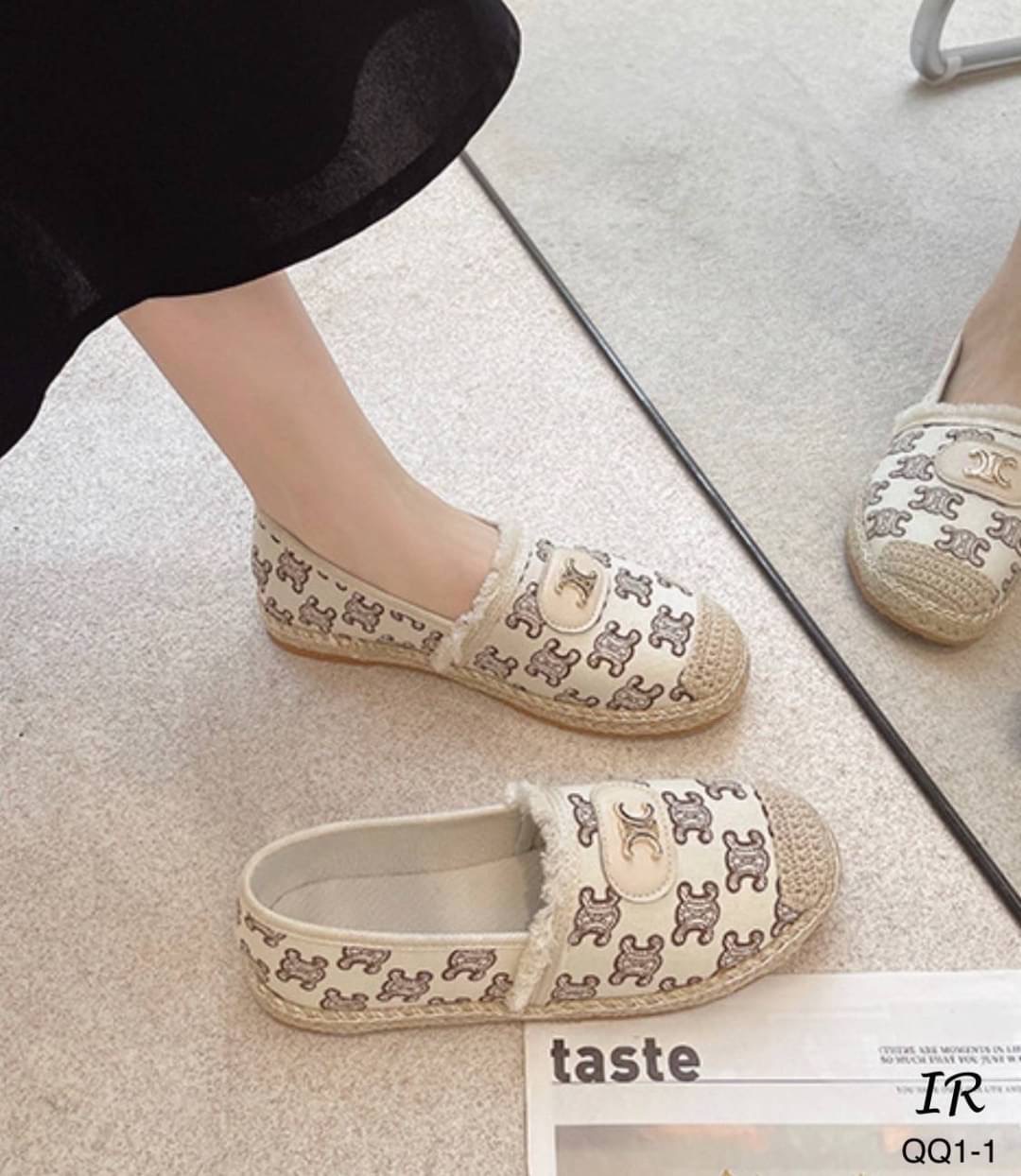 รีพีทแบบขายดี พร้อมส่ง ปีนี้ ใครไม่รู้จัก Loewe คือ พลาดมาก แบรนด์ดัง จากเยอรมัน ผ้าแคนวาสดีเทลลายสวย แต่งอะไหล่ สวยมาก แกรนมาก น่ารักมาก ปีนี้