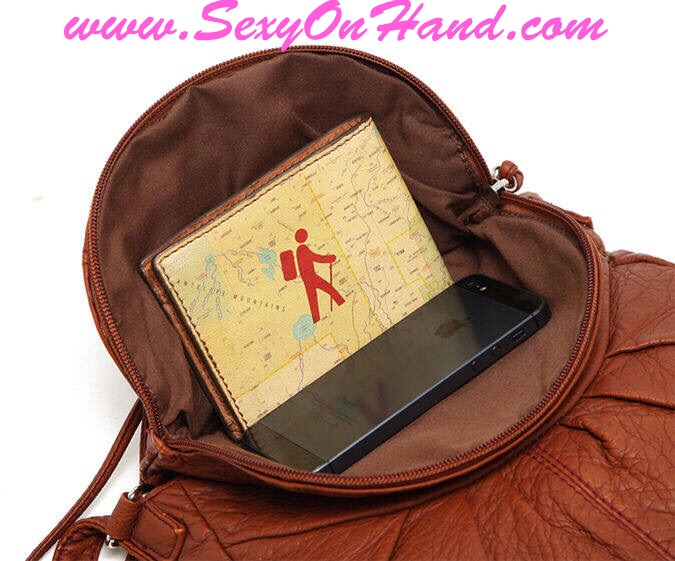 กระเป๋าสะพายข้าง กระเป๋า BRand AEROPOSTALE เนื้อนุ่ม ลื่น สีน้ำตาล สายปรับระดับได้คะ สินค้าหลุดโรงงาน จำนวนจำกัดคะ