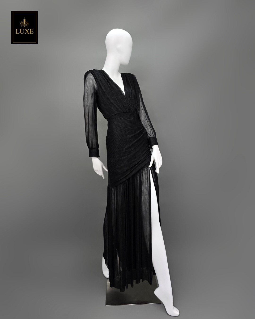 เดรสแฟชั่น แม็กซี่เดรสเสื้อคอวีป้าย แขนยาวเสริมไหล่ กระโปรงจับเดรปย่นเข้ารูปตรงสะโพก