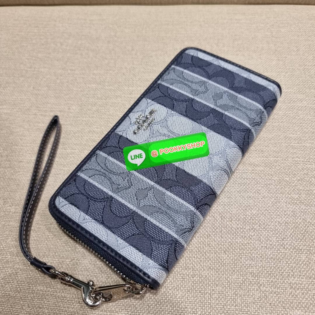 COACH C8313 LONG ZIP AROUND WALLET WITH SIGNATURE JACQUARD WITH STRIPES พร้อมเสิร์ฟความเลิศหรู ใหม่ล่าสุด กระเป๋าสตางค์ใบยาวกึ่งคล้องมือ ดีไซน์ผู้ดี๊ผู้ดี รุ่นขายดี ถือใช้คือขับผิวสุด!! วัสดุผ้า jacquard ลวดลายดูแพง มาพร้อมสายคล้องมือ ถอดออกได้ ภายในใส่บั