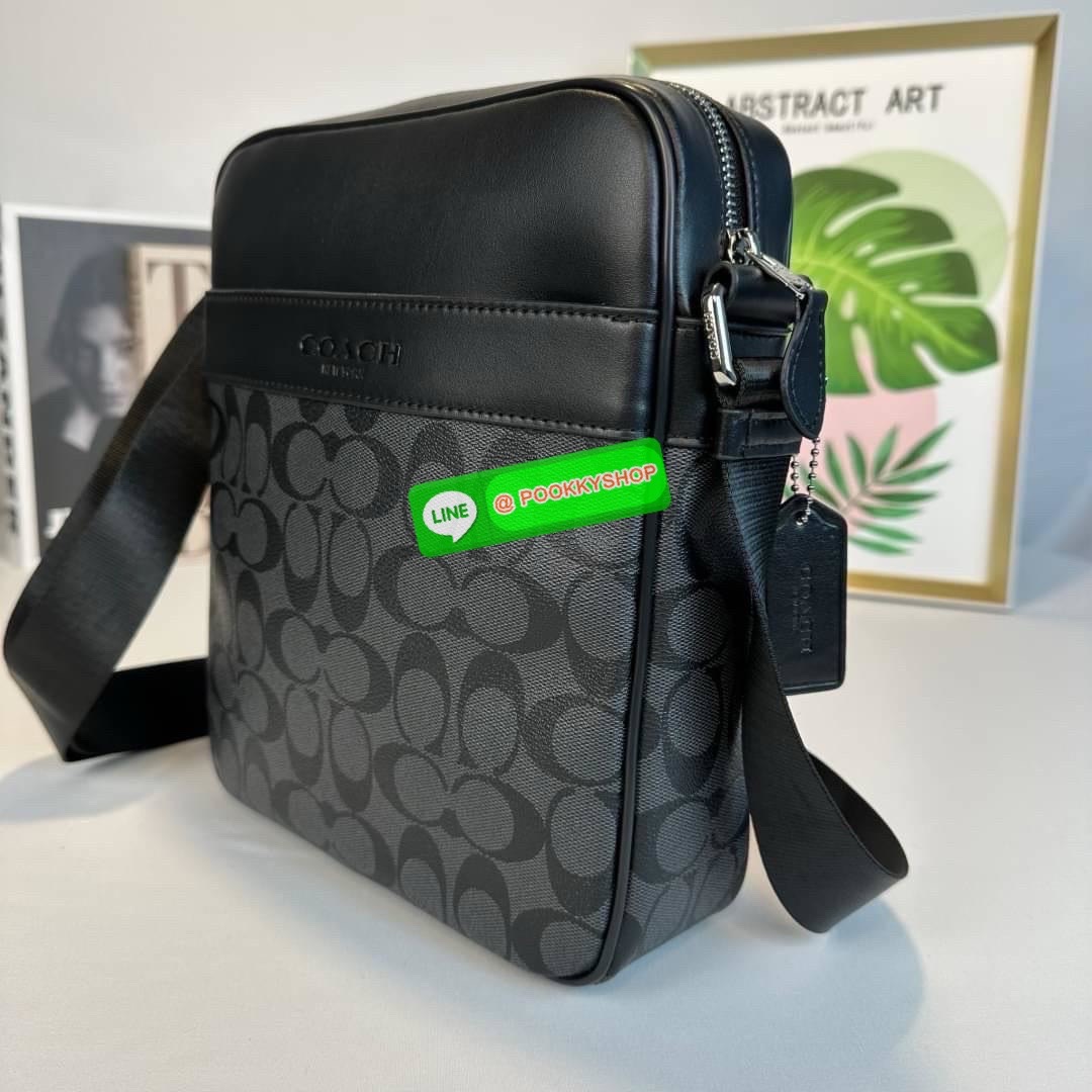 กระเป๋า Coach CHARCOAL/BLACK (COACH F54788) กระเป๋าสะพายซิกเนเจอร์เคลือบ PVC พร้อมขอบหนังปิดด้วยซิป ซับในผ้าด้านนอก: กระเป๋าแบบเปิดด้านหน้าหนึ่งช่องและกระเป๋าแบบเปิดด้านหลังหนึ่งช่อง ด้านในมีซิปและกระเป๋าเอนกประสงค์ สายปรับได้สำหรับสะพายไหล่หรือสะพายข้าง