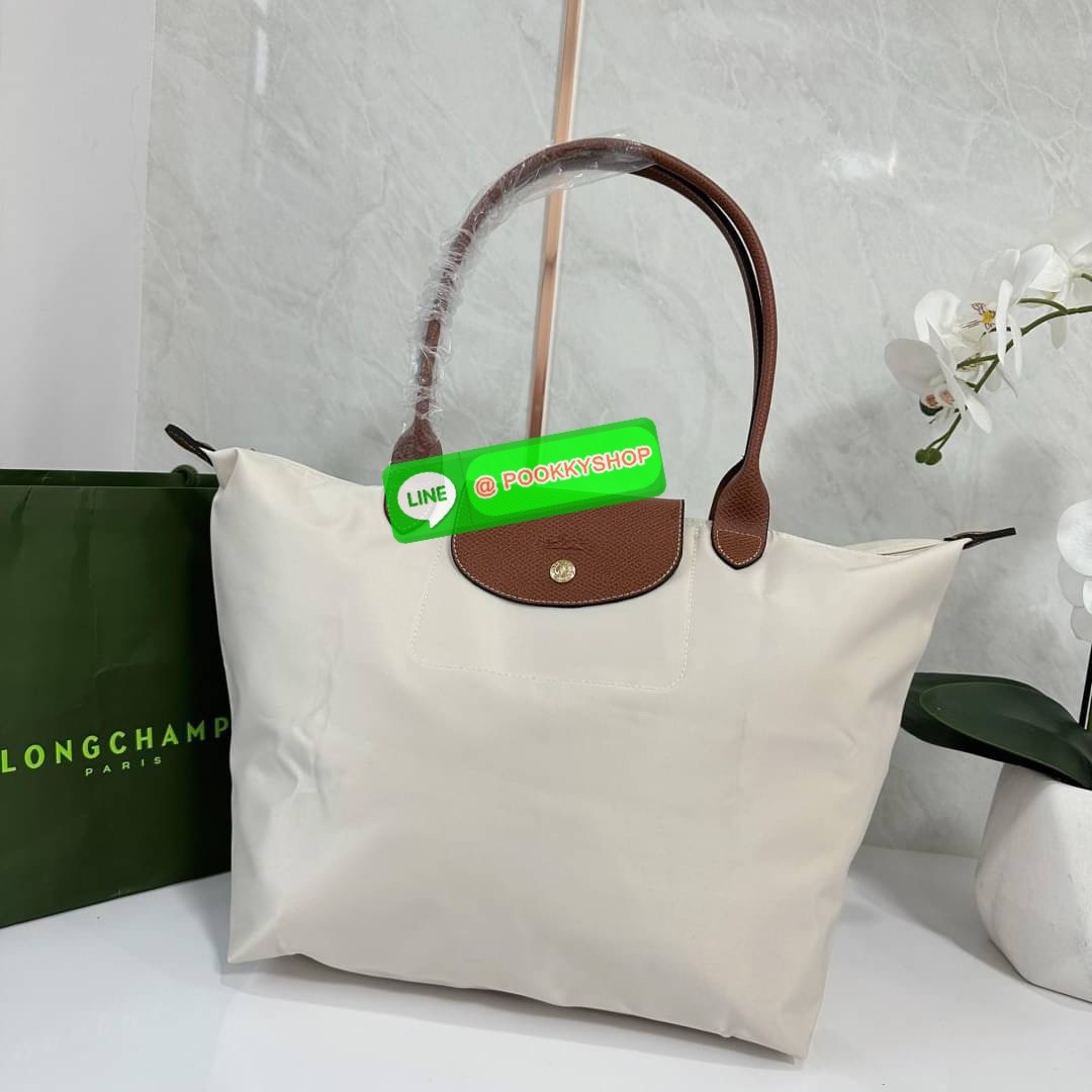 LONHGCHAMP LE PLIAGE ORIGINAL L TOTE BAG 🔖กระเป๋าสะพายไหล่ Le pliage ใบใหญ่ เรียบง่ายจุของได้เยอะ สามารถเก็บเอกสารหรือแล็ปท็อปได้คะ 🔖วัสดุ:ไนลอนเคลือบ 🔖เปิด-ปิดด้วยซิป ภายในกว้าง มีช่องลับแยกคะ 🔖สามารถพับเก็บได้พกพาสะดวกคะ