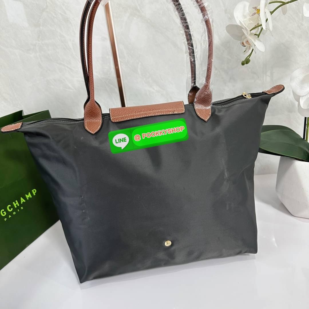LONHGCHAMP LE PLIAGE ORIGINAL L TOTE BAG 🔖กระเป๋าสะพายไหล่ Le pliage ใบใหญ่ เรียบง่ายจุของได้เยอะ สามารถเก็บเอกสารหรือแล็ปท็อปได้คะ 🔖วัสดุ:ไนลอนเคลือบ 🔖เปิด-ปิดด้วยซิป ภายในกว้าง มีช่องลับแยกคะ 🔖สามารถพับเก็บได้พกพาสะดวกคะ