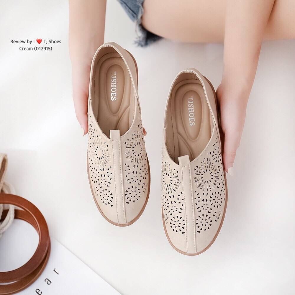 พร้อมส่งรองเท้าเพื่อสุขภาพ ที่ทั่งเกร๋ทั้งน่ารักสุดๆ รองเท้ารุ่นนี้เป็นงานสั่งทำพิเศษ หนังนิ้มนิ่ม ฉลุลายน่ารักๆ มีรูระบายอากาศใส่แล้วเท้าไม่อับ น้ำหนักเบา ใส่นุ่มเดินทั้งวันได้สบายมากๆ ส้นยางเกรดพรีเมี่ยมอย่างดี แมทกับชุดอะไรก็เกร๋ เป็นรุ่นแนะนำ ซื้อไปรั