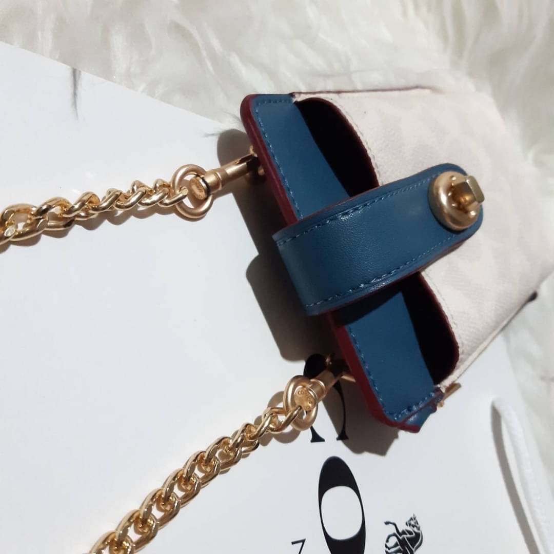 COACH 825 TURNLOCK CHAIN PHONE CROSSBODY IN BLOCKED SIGNATURE CANVAS ฮอตและปังกว่านี้ไม่มีแล้ว!! กระเป๋าเอนกประสงค์ สำหรับใส่โทรศัพท์ ใส่บัตรได้ มีช่องซิปแยกให้ด้วย ขนาดพกพาดีงาม!! 💕 ใส่โทรศัพท์ได้ทุกรุ่นน้า สายสะพายยาวประมาณ 23" (วัดจากไหล่)