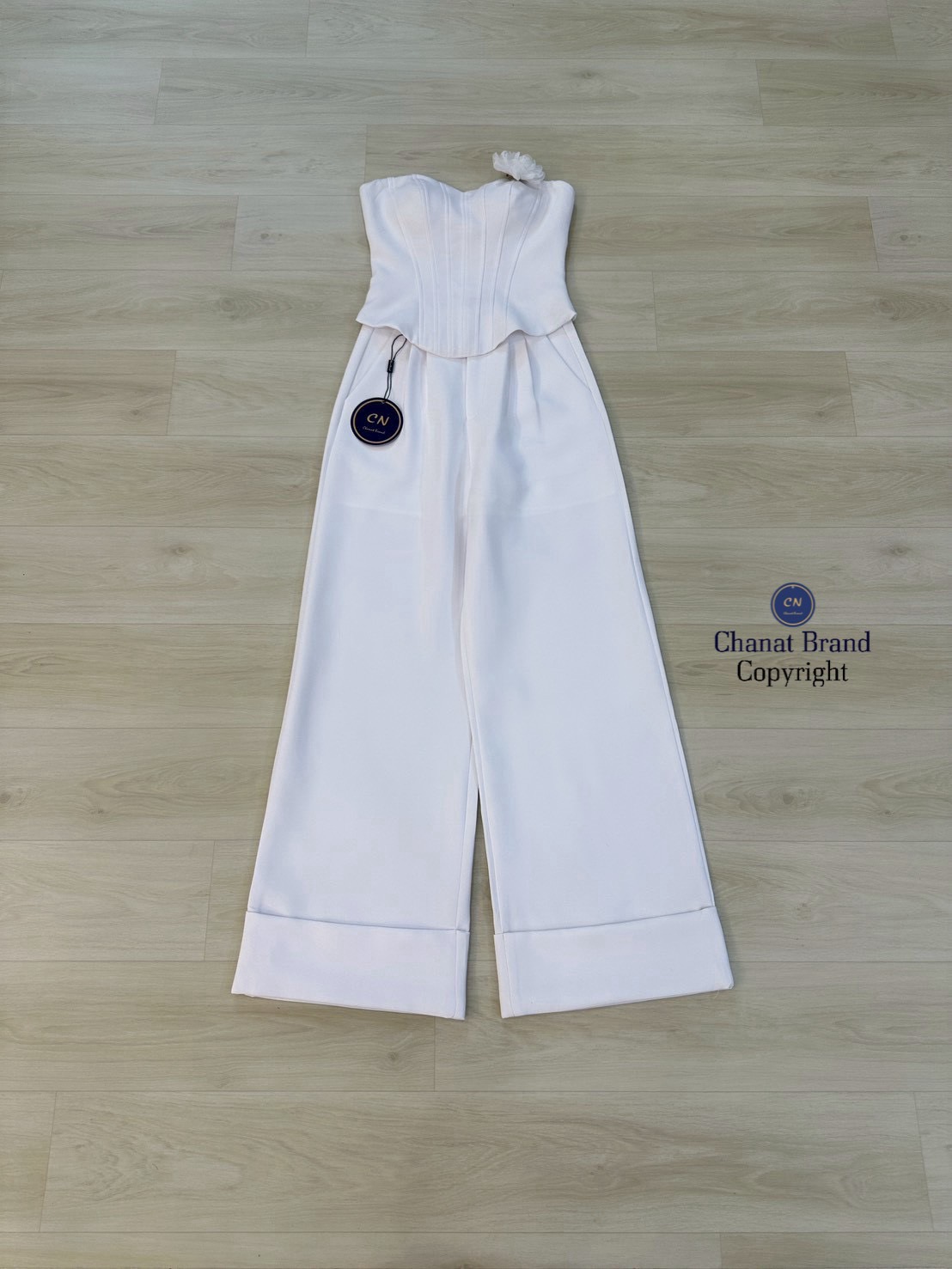 ชุดเซทแฟชั่น Set 2 ชิ้น เสื้อเกาะอกสีขาว ช่วงอกเสริมฟองน้ำ ด้านหน้าแต่งแถบกุ้นลาย (ซิปหลัง)