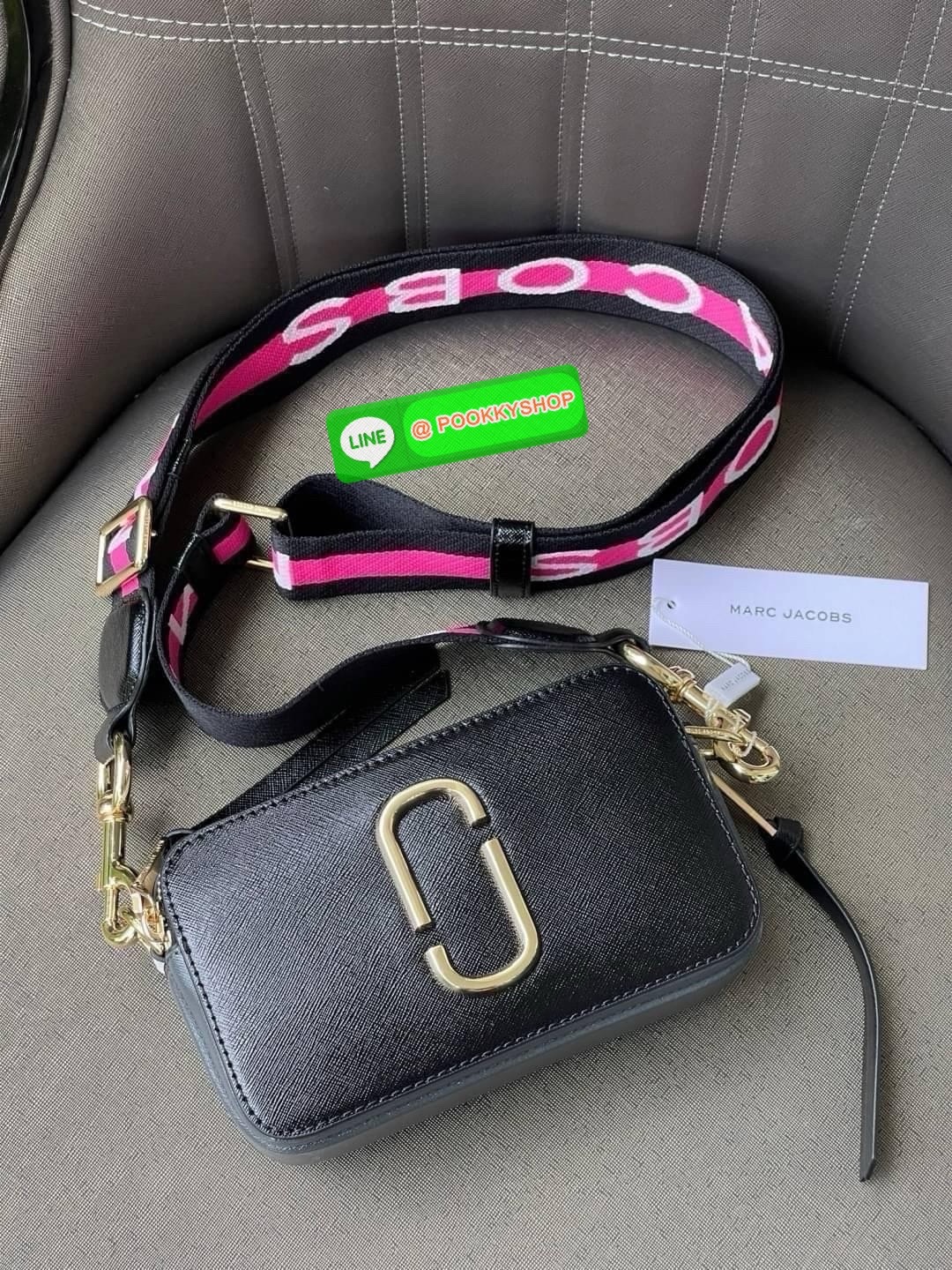 Marc Jacobs Snapshot Bag กระเป๋าแบรนด์ดังจากสัญชาติอเมริกัน นับได้ว่ารุ่นนี้เป็นรุ่นทรงฮิตของ marc jacobs เลยทีเดียว โดยด้านหน้ากระเป๋าจะเป็นโลโก้แบบโลหะที่เป็นสัญลักษณ์ของแบรนด์นี้ มาพร้อมสายสะพายที่จะสะพายยังไงก็ดูโดดเด่น เพราะขนาดใหญ่ที่สกรีนตัวอักษร m