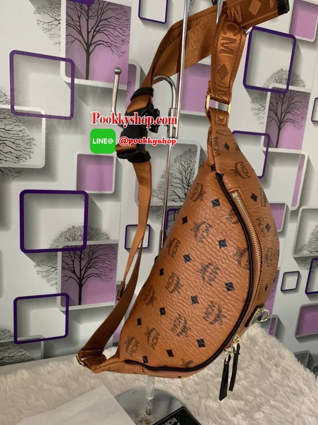 MCM Fursten ลาย Visetos กระเป๋าคาดอก/เอว ที่เข้ากับทุกไลฟ์สไตล์ จะคาดรอบเอวหรือพาดลำตัวก็ให้ลุคสตรีทแบบทันสมัย วัสดุหนังสังเคราะห์เคลือบผิวลาย Visetos หนังดีมากๆ ค่ะเปิด-ปิดด้วยซิป 2 ทาง ด้านหลังมีช่องซิปยาว 1 ซิป ด้านในโล่งกว้าง และมีช่องสำหรับเก็บของจุก