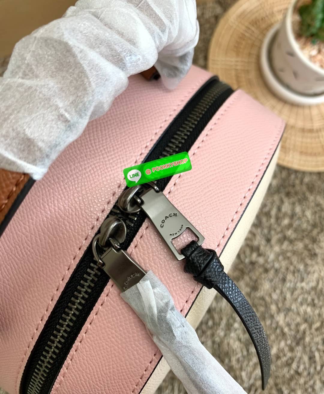 COACH JORDYN BACKPACK ((C2732//76623)) 🌹🌹ไม่มียังไงไหว ต้องบอกว่าน้องสวยมากๆค่า! กระเป๋าสะพายหลังแบบมีหูหิ้ว หนังแแท้ ลายหนังสวยน่าใช้มากค่ะ ด้านหน้ามีช่องซิปใส่มือถือหรือของจุกจิกลงไปได้ค่ะ เปิด-ปิดกระเป๋าแบบซิปคู่ห้อยหนัง ภายในกว้างใส่สั