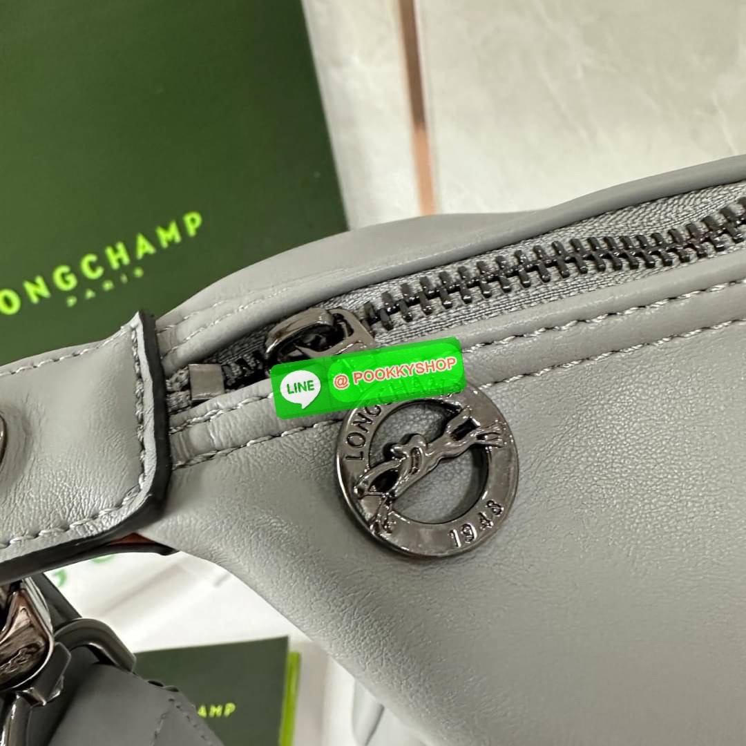 LONGCHAM LE PLIAGE XTRA Hobo bag M กระเป๋าสะพายไหล่ HOBO ออกแบบเพื่อให้ดูเรียบหรูหรา มีความสง่า รูปทรงเก๋ไก๋ วัสดุหนังแกะนิ่มมือ สายสะพายไหล่ปรับระดับได้และถอดออกถือได้ เปิด- ปิด ด้วย ซิป ภายใน ช่องโล่งกว้าง มีช่องซิปแยก ใบใหญ่สามารถใส่ของได้เยอะคะ