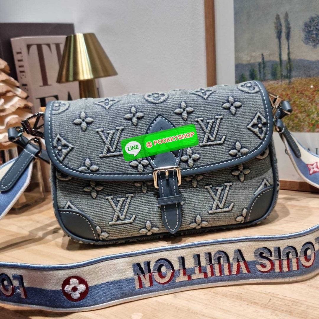 LV diane monogram washed denim bag 🔆 Details ใหม่ล่าสุด กับกระเป๋าทรงสุดฮิต คลาสสิคและเป็นอีกหนึ่ง signature ที่มาในรูปแบบ washed denim สวยดูแพงสุดๆ มาพร้อมสายสะพายถึง 3 แบบ สายคล้องไหล่ สายสะพายข้างแบบหนังและแบบสปอร์ต ทำให้สามารถปรับเปลี่ยนใช้งาน