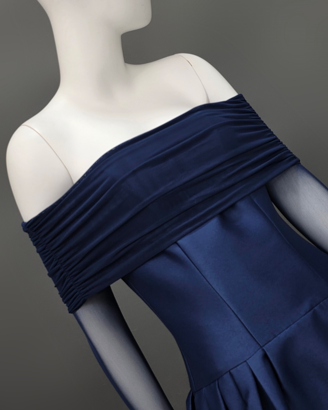 เดรสแฟชั่น เดรสเสื้อแขนยาวเปิดไหล่ กระโปรงยาวคลุมเข่า แขนเสื้อซีทรู