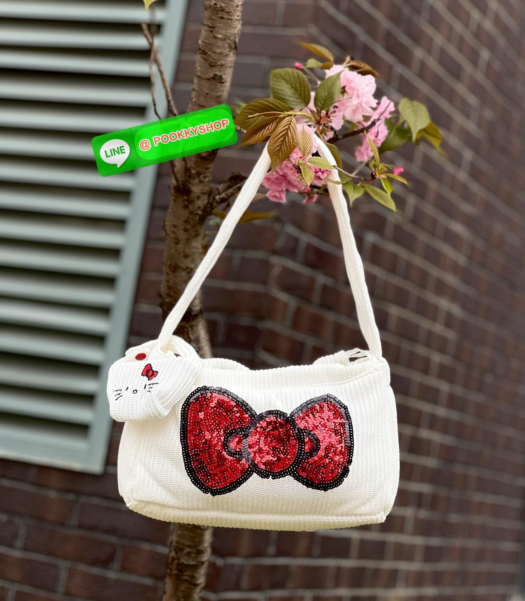 **สินค้าเข้าใหม่** New New New LIMITED EDITION GENTLEWOMAN X HELLO KITTY KNIT BAG มาพร้อมกระเป๋าใบลูกถักKitty ห้อยน่ารักๆด้วยหนึ่งใบ 🔖สินค้าพร้อมส่ง! น้องน่ารักไม่ไหวสำหรับรุ่นนี้ วัสดุผ้าKnitทั้งใบ สวยงามมากๆ ด้านหน้าเป็นกริตเตอร์สีแดงสวยโดดเด่นเ