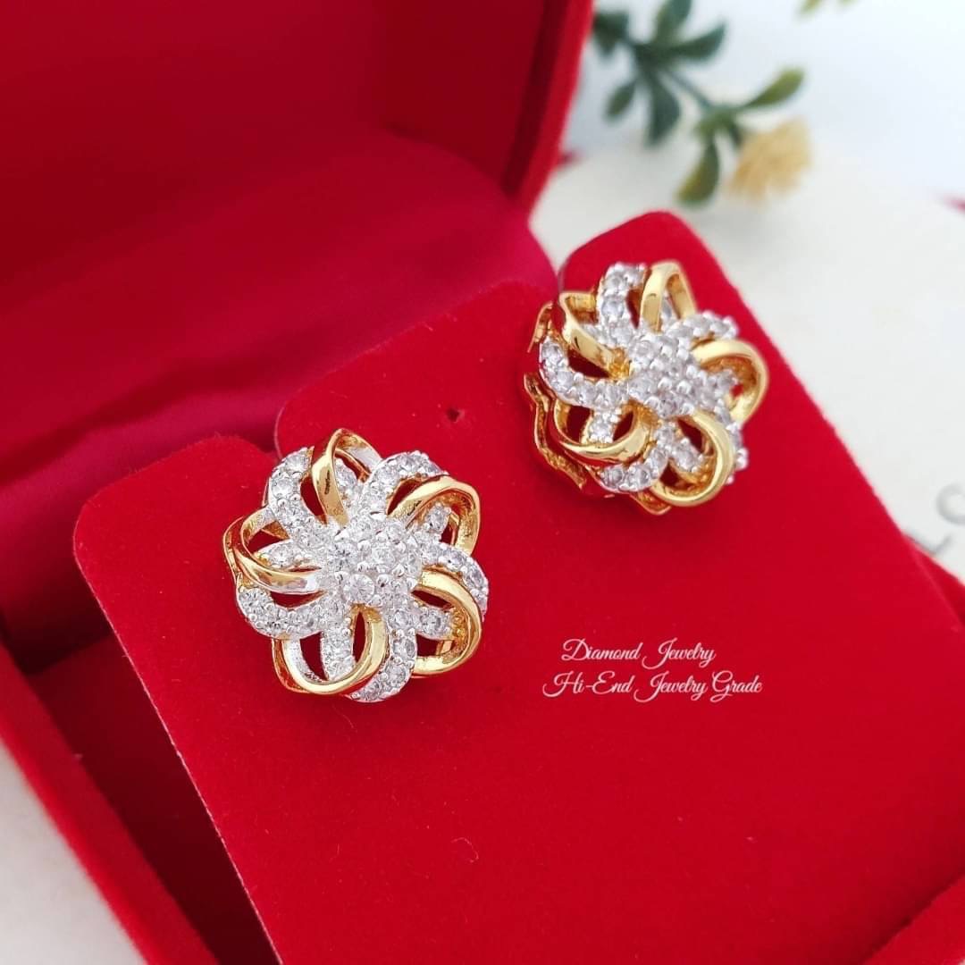 New Arrival !!! ต่างหูเพชรสวิสแท้ เพชรคัดเกรดอย่างดีค่ะ งานอย่างดีค่ะ รับประกันคุณภาพเลยค่ะ รุ่นนี้ดีไซส์สวย ใช้แม่พิมพ์จากร้านเพชรเลยคะ งานสวยมากกกก ใส่ออกมาน่ารักจิงๆ แม่ค้าแนะนำอย่างแรงค่ะ เพชรสวยวิ้งวาวมากกกกกๆๆๆค่ะ