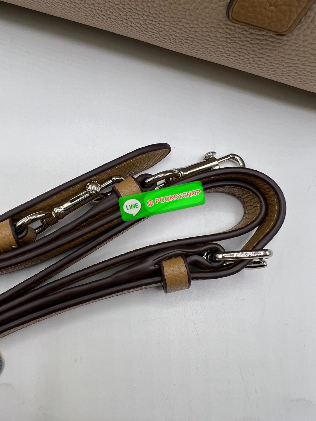 Coach CH289 Mini Darcie Carryall Leather Sandy Beige Multi ลมหายใจใหม่ของความหวานแบบเรียบง่ายในกระเป๋าใบนี้ ถือก็หวาน สะพายก็สุภาพ มิกซ์ง่ายกับทุกชุด ใบนี้ไม่ต้องพยายาม ก็กลายเป็นคนที่มีเสน่ห์ในแบบของตัวเองได้เลยค่ะ