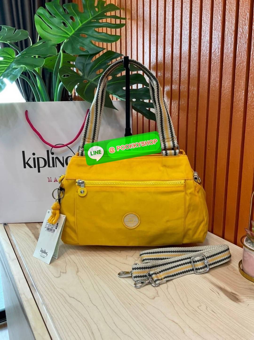 Kipling Damen Orelie Henkeltasche รุ่น K15257 กระเป๋าถือ/สะพาย Crossbody ขนาดกำลังดี หูกระเป๋ายาวสามารถคล้องบ่าได้ วัสดุpolymode100% ผ้ากันน้ำ กระเป๋ามีน้ำหนักเบา มีช่องซิป ด้านหน้า และ ด้านหลัง ภายในแบ่งเป็น 3 ช่องหลักใช้งาน ช่องซิปกลางแยกเป็นสัดส่วน จุข