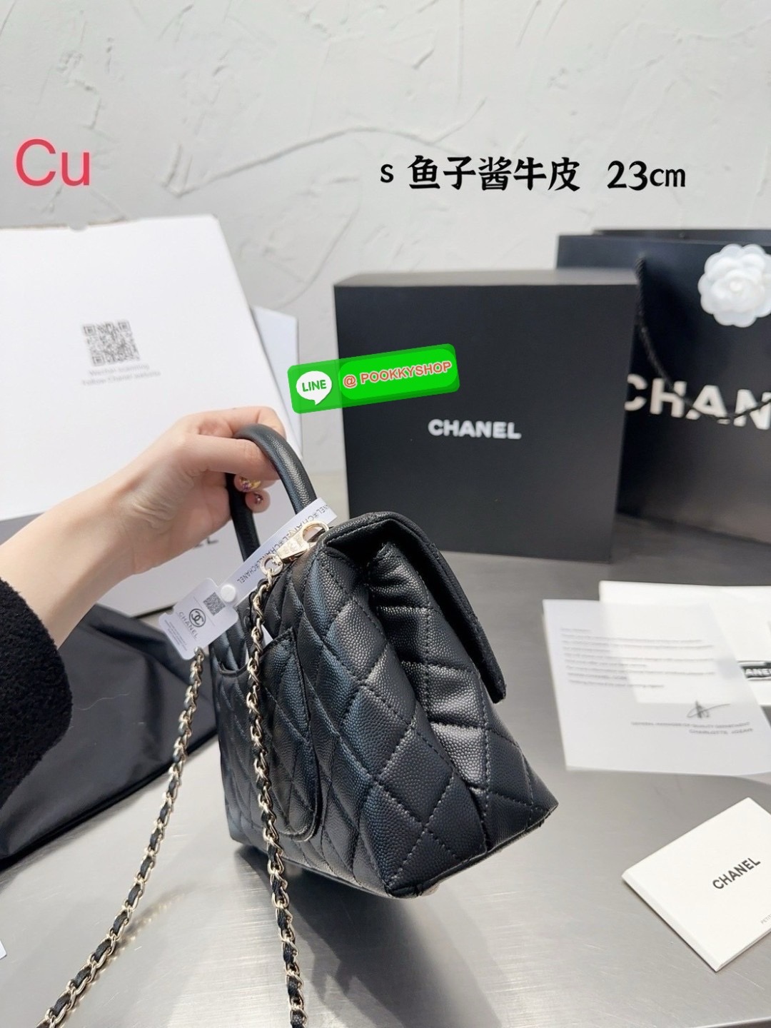 CHANEL Coco Small Top Handle Bag กระเป๋าสะพายสุดคลาสสิค สวยหรูพร้อมมือจับในตัว อะไหล่ทองสวยมาก มาพร้อมกล่อง อปก ครบเซ็ท รอบนี้จัดราคาพิเศษสุดคุ้มค่ะ โดดเด่นและดูแพง ไม่อยากให้พลาดเลยน้า