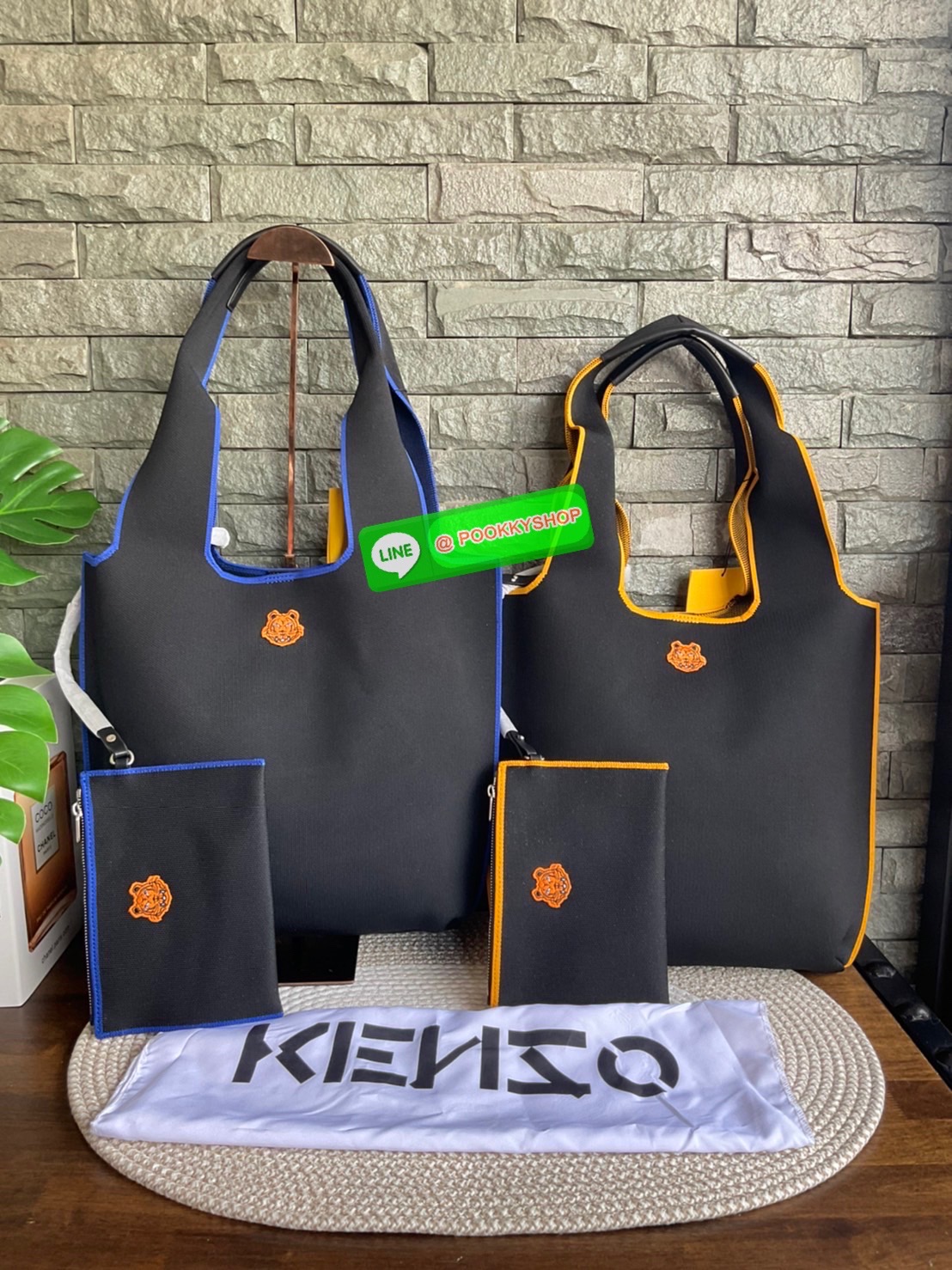🚚 พร้อมส่ง 🚚 KENZO X KANSAI YAMAMOTO TIGER TOTE BAG กระเป๋าสะพายไหล่ ทรง โท้ทิสี ดำ และ น้ำเงินเข้ม x คันไซ ยามาโมโตะ Three Tigers จาก KENZO โดดเด่นด้วยลวดลายปัก วัสดุเป็นผ้าอย่างหนานุ่มคุณสมบัติพิเศษเฉพาะแบรนด์ น้ำหนักเบามากๆ หูหิ้วด้านบน