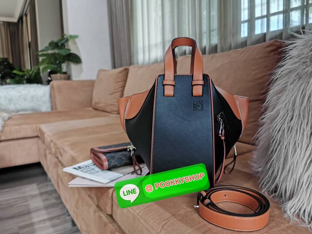 ✴️ห้ามพลาด!✴️LOEWE HANDLE & SHOULDER BAG VIP GIFT WITH PURCHASE (GWP) กระเป๋าถือหรือสะพายหนังแท้พรีเมี่ยมกิ๊ฟ Limited จาก LOEWE PERFUME DUTYFREE รุ่น Rare items สุดๆวัสดุหนังแท้ Calfskin หนังสวยดีไซน์มีเอกลักษณ์ ใบใหญ่กำลังดี น้ำหนักเบา ด้าน