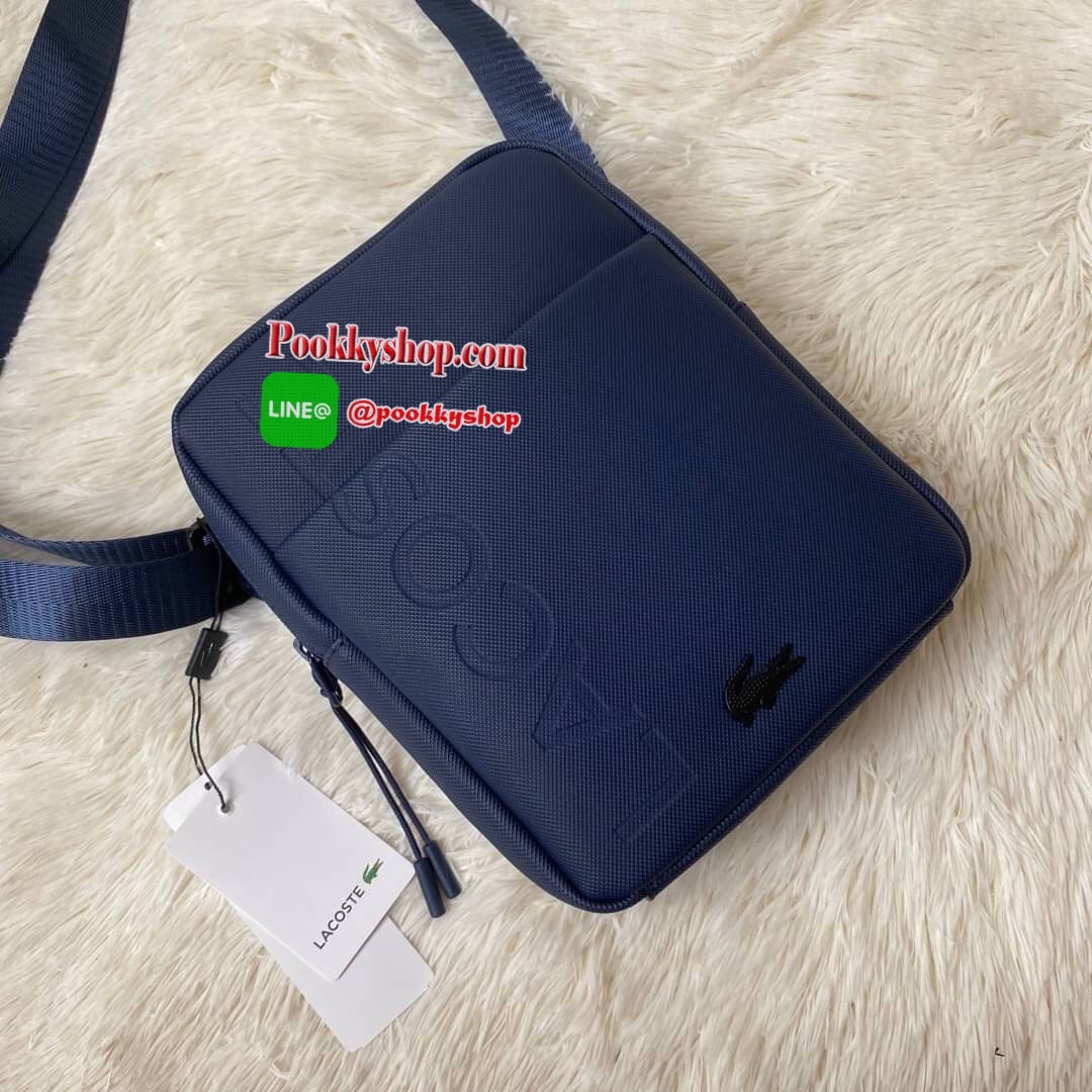 ลาคอส Classic Crossbody Bag กระเป๋าสะพายรุ่นยอดนิยม วัสดุ PVC ด้านหน้ามีโลโก้แบรนด์สวยโดดเด่น มีช่องเล็กใส่ของจุกจิกเปิดปิดด้วยกระดุมแม่เหล็ก ด้านหลังเรียบ มีช่อง1ช่องส่วนช่องด้านในกว้างเปิดปิดกระเป๋าด้วยซิปสะดวกใช้ มีช่องซิปและช่องเสียบด้านข้าง สายสะพา