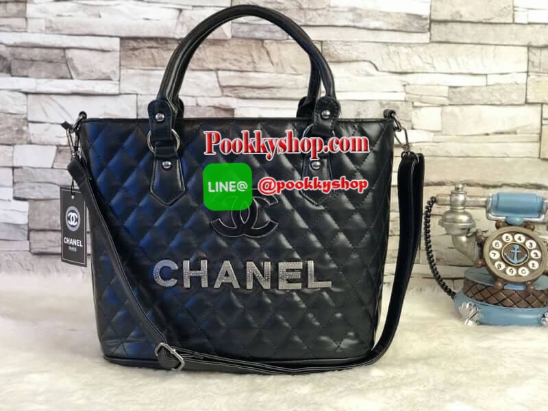 Chanel TOTE BEAUTY วัสดุหนังแกะสัมผัสนิ่มมือ สังเคราะห์คุณภาพดีทนทาน เปิด-ปิดด้วยซิปอะไหล่เงินรมดำ ฐานรองหมุด4มุม ภายในมีช่องใส่ของจุกจิก จุของได้เยอะ น้ำหนักเบา ซื้อใช้เองหรือฝากเป็นของขวัญก็สุดคุ้มค่ะ สวยมากงานดีสุดจากเคอร์เตอร์ต่างประเทศ ใส่เอกสารA4 ,I