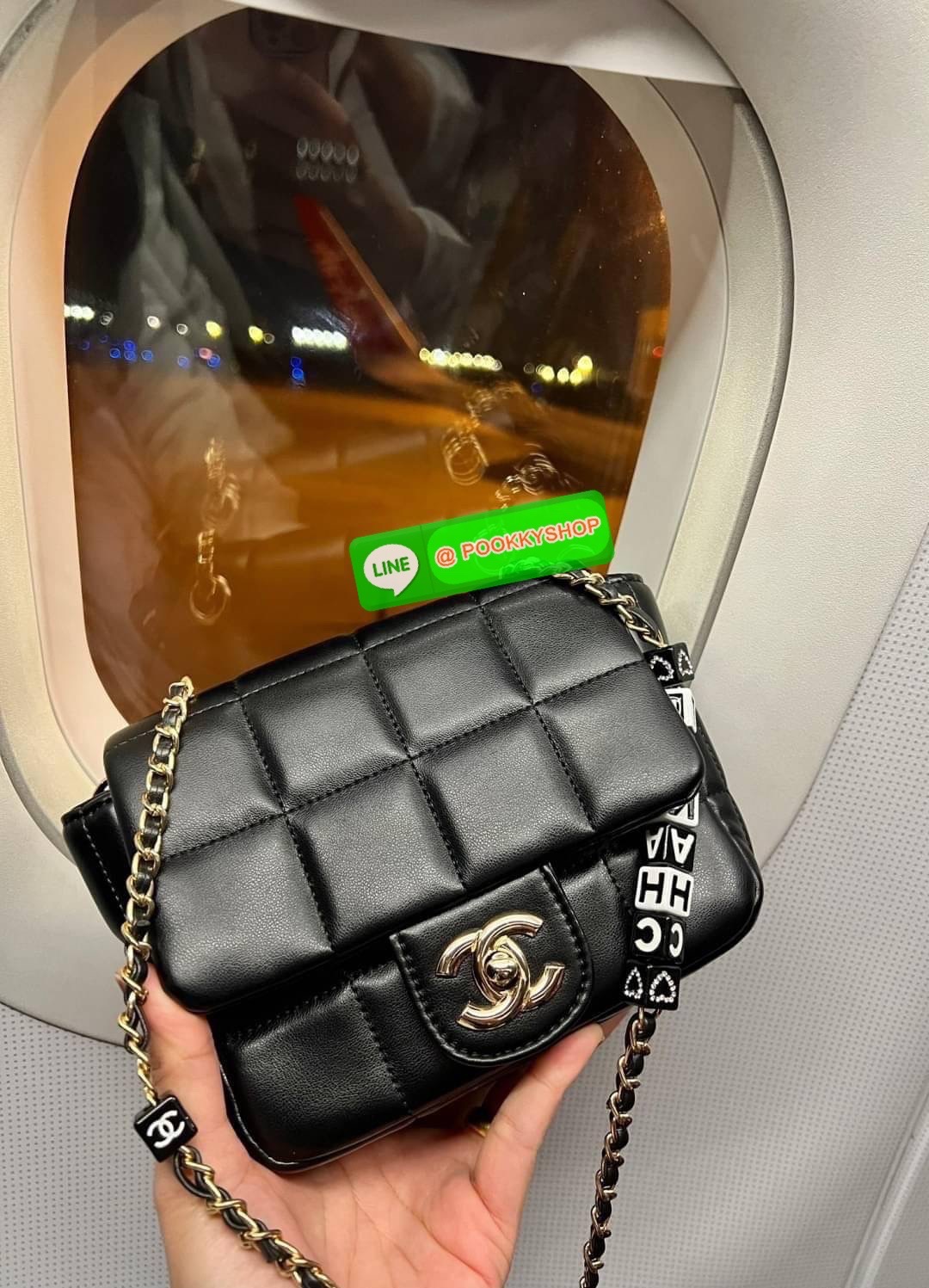 CHANEL SHOULDER BAG WITH CHAIN BAG ((Chanel vip gift make up ตปท.)) 🎁พร้อมส่ง! รุ่นนึ้จะใช้เองหรือซื้อฝากเพื่อนๆ ก็ถูกใจผู้รับเลยค่า หนังแกะสังเคราะห์ หนังดีมีความนิ่มและเงาในตัว สัมผัสคือหลงรักแน่นอนค่ะ🤩 โดดเด่นด้วยสายสะพายร้อยลูกเต๋ามีตั