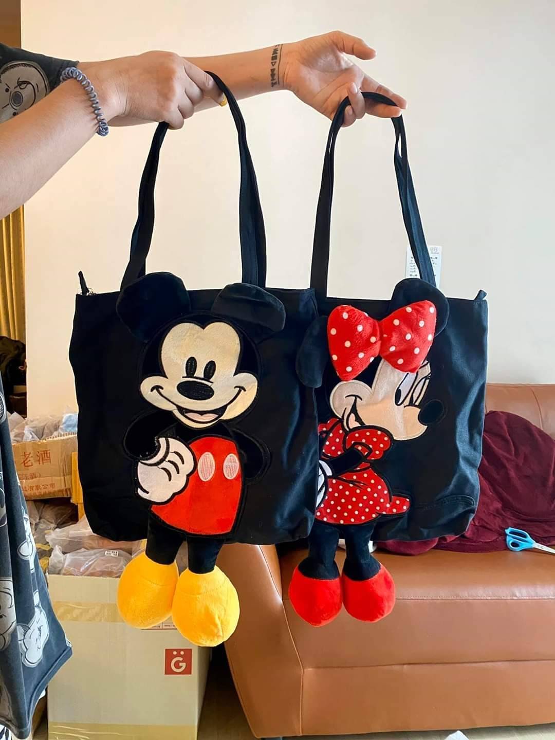 พร้อมส่ง กระเป๋า มิกกี้ มินนี้ น่ารักมากกก กระเป๋าสะพายผ้า ลายมิกกี้เมาว์ & มินนี้เมาท์ สุดน่ารัก ทรงสวย ลายการ์ตูน3มิติสวยหรู ดูแพงมาก น้ำกนักเบา จุของได้เยอะมากๆค่ะ สะพายแบบเก๋ๆ เดินเล่นชิวๆ สาวควรมีติดไว้สักใบนะค่ะ