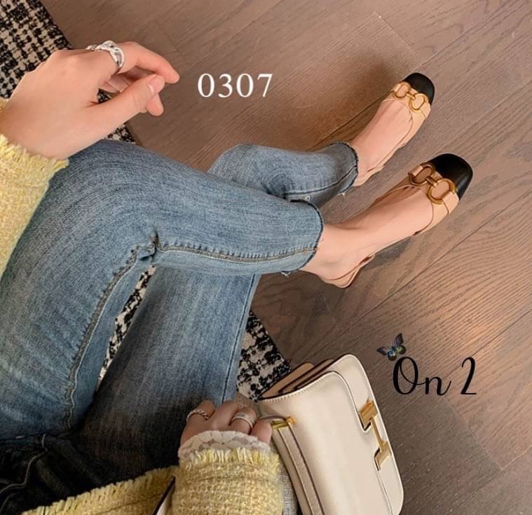 พร้อมส่งรองเท้าหัวคัชชูเปิดหลังรัดข้อเท้า หน้าแต่งอะไหล่ทองเหลือง สไตล์แบรนด์ส้นเป็นอะไหล่ทองสวยหรู สายรับปรับได้ คู่นี้ใส่แมทกับชุดได้ง่ายทั้งกางเกงและกระโปรงได้หมดทรงสวย