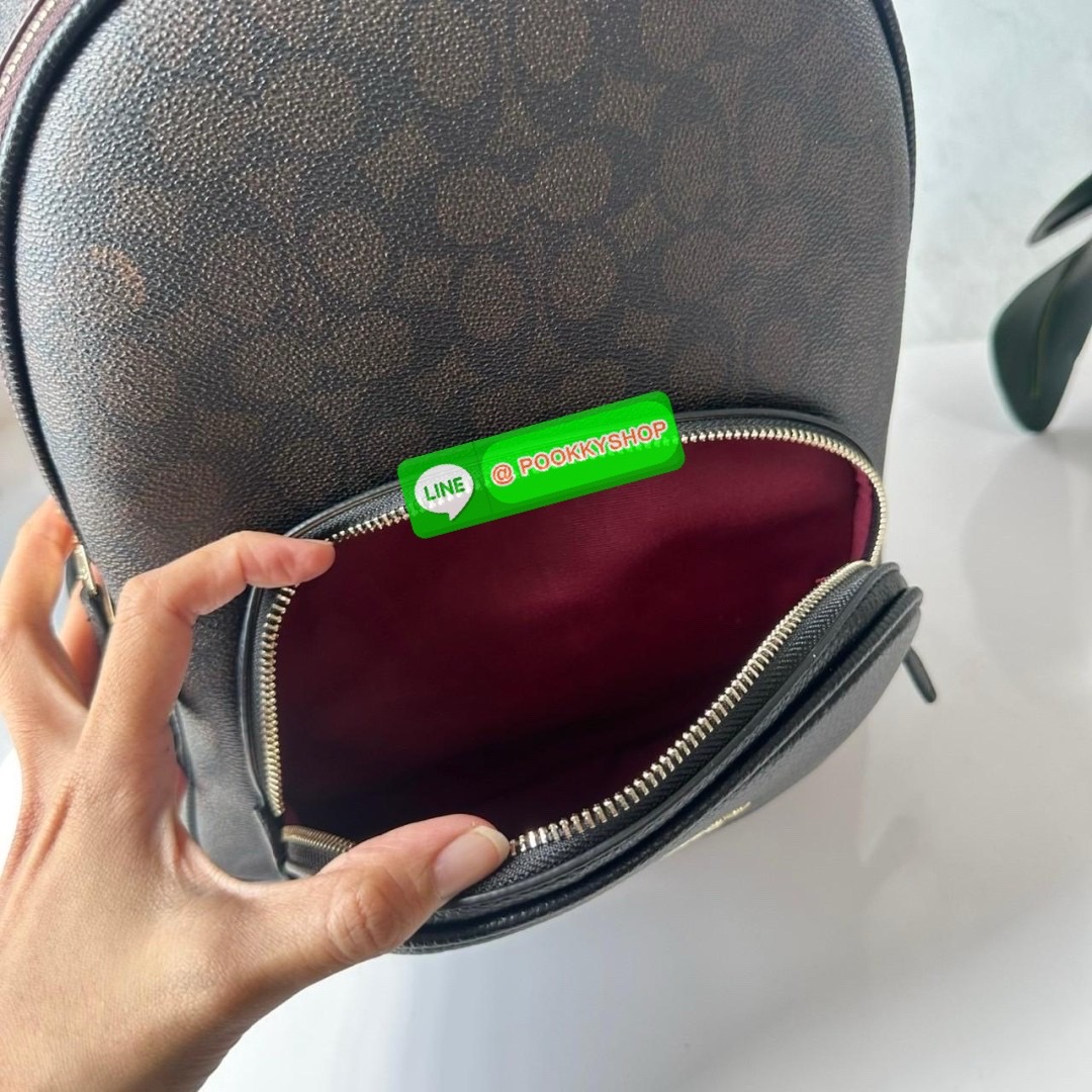 Coach Court Backpack In Signature Canvas 🔖กระเป๋าเป้สะพายหลัง ขนาดกำลังดี สะพายได้ทุกโอกาส 🔖วัสดุ : หนังแคนวาส ตัดหนังแท้ 🔖เปิด-ปิดแบบซิป ด้านในมีกระเป๋าซิปและกระเป๋าอเนกประสงค์ ปิดด้วยซิปคู่ มีซับในผ้า มีช่องซิปด้านนอก 🔖สา