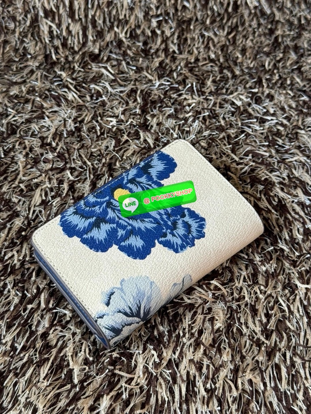 COACH MEDIUM CORNER ZIP WALLET IN SIGNATURE CANVAS กระเป๋าสตางค์ขนาดกลางที่ถือว่าเป็นไอเทม Must Have ของทุกเพศทุกวัยที่ต้องพกติดตัวไว้ตลอดเวลา เพราะนอกจากจะช่วยจัดเก็บเงิน บัตรประชาชน บัตรเครดิตและต่าง ๆ ให้เป็นระเบียบเรียบร้อยยังต้องคำนึงถึงประโยชน์ใช้สอ