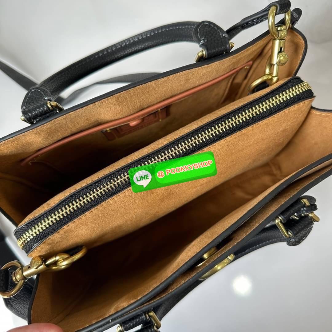 COACH BROOKE CARRYALL 28 (CE733) กระเป๋าถือหรือสะพายข้าง สุดหรู ลุคคุณนาย ให้วัสดุแคนวาสตัดหนังแท้ ภายในกว้าง แบ่งช่องเป็นสัดส่วน มีช่องซิปตรงกลาง สายสะพายถอดออกได้ จะถือหรือสะพายแมทซ์ได้หลายลุคเลยค่ะ