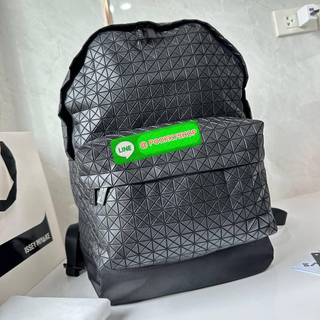 BAO BAO ISSEY MIYAKE KURO DAYPACK BACKPACK 🔖กระเป๋าเป้รุ่นฮอตทรงเรขาคณิตที่สุดในญี่ปุ่น KURO ภาษาญี่ปุ่นคือมาความเก๋ไก๋ เป็นกระเป๋าเป้ที่น้ำหนักแต่สามารถรับน้ำหนักได้ดี 🔖วัสดุ โพลียูรีเทน(Polyurethane) น้ำหนักเบา มีความแข็งแรง 🔖เปิ