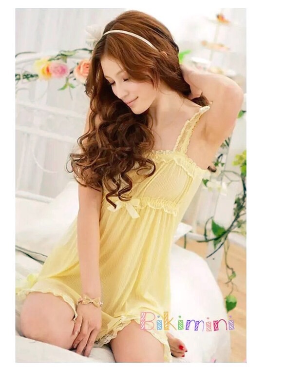 ชุดนอน คุณหนู ขุดนอนกระโปรง ชุดนอนสายเดี่ยวแฟชั่น สีเหลืองอ่อน เนื้อผ้ายืด Cottonผสม สเปนเด็กซ์ (Spandex) อย่างดี แบบชุดน่ารัก ใสๆหวานๆ แต่งเว้าชายพร้อมติดขอบระบาย เนื้อผ้ามีน้ำหนัก ทิ้งตัว นุ่มลื่น สวมใส่เย็นสบาย แบบชุดคุณหนูลุคหวานมากๆเลยคะ