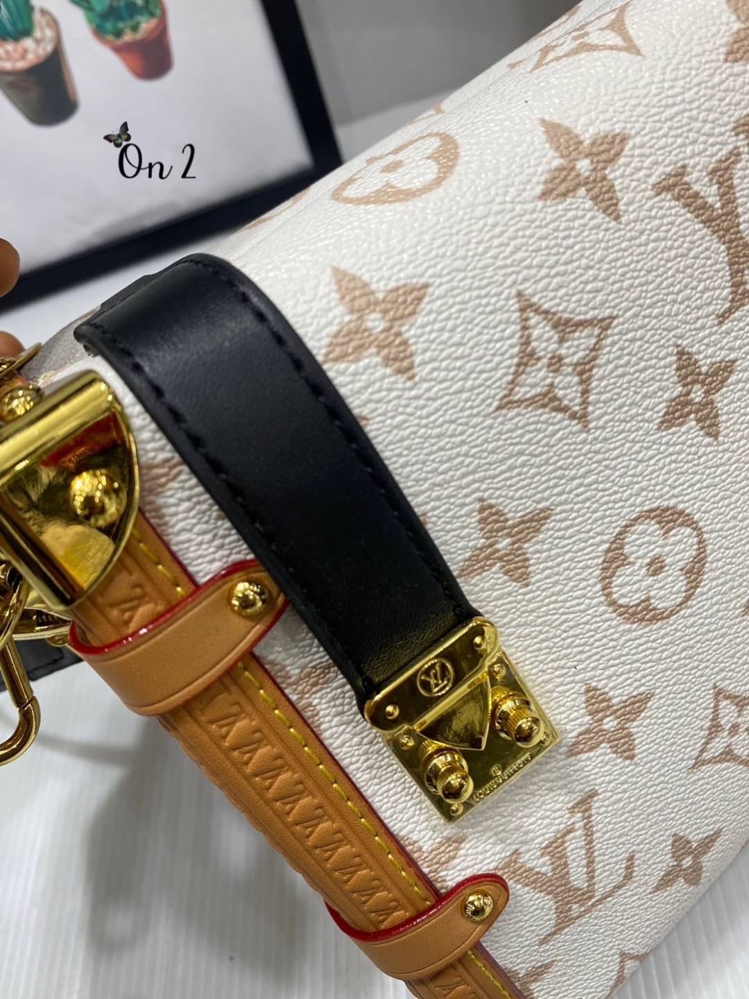 Louis Vuitton กระเป๋ารุ่น Side Trunk MM คอลเล็คชั่น Cruise 24 นำเสนอ Monogram แคนวาสสุดไอคอนิกของหลุยส์ดีไซน์ใหม่ สีเบจ Dune อันอ่อนหวานเปี่ยมด้วยพลังซึ่งได้แรงบันดาลใจจากเม็ดทราย แต่งขอบสีดำและน้ำตาลประดับมุมกระเป๋าสีทองและตัวล็อกแบบ S lock เงางาม แอคเซส