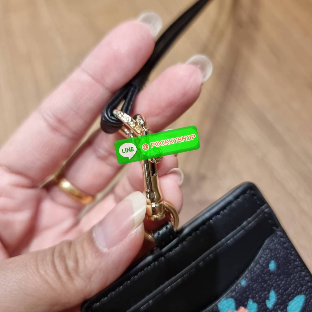 กระเป๋าใส่บัตรคล้องคอ Coach card holder ราคาพิเศษสุดๆ!!! ของหายาก!! ง่ายๆแบบไม่ธรรมดา!! คลาสสิคแต่มีดีเทลโดดเด่น!! กระเป๋าถนอมบัตร พร้อมสายคล้องคอ ดีไซน์ลวดลายสวย ดูดีทุกแบบ ใช้งานง่าย พกพาสะดวก จะใส่บัตรพนักงาน บัตรเครดิต บัตรปชช. ใบขับขี่ และบัตรอื่นๆที